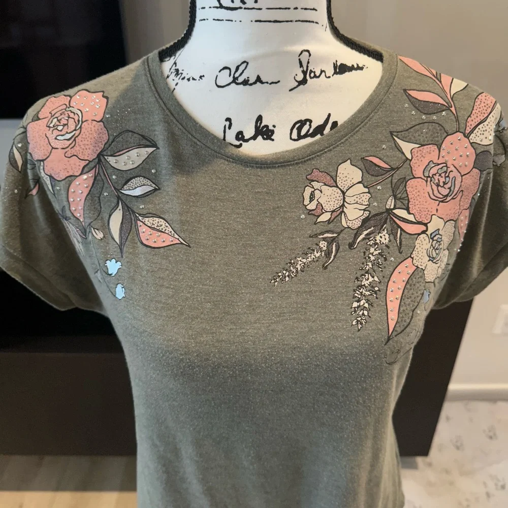 Olive Green Floral Short Sleeve Tee SIZE SMALL - Picture 2 of 8